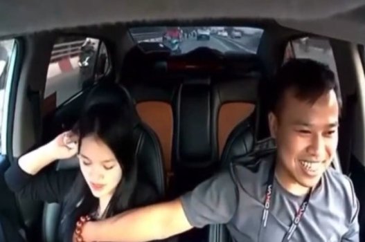 Ông tài xế bóp ngực em gái quyến rũ