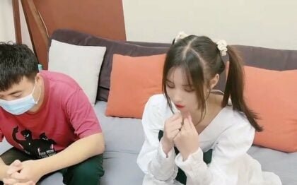 Em trai đắt hàng thoả mãn bằng cô em gái xinh đẹp