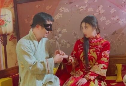 Công tử bột khám phá em gái táo bạo