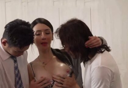 Hai cậu con trai làm mẹ kế sướng rên gào đê mê