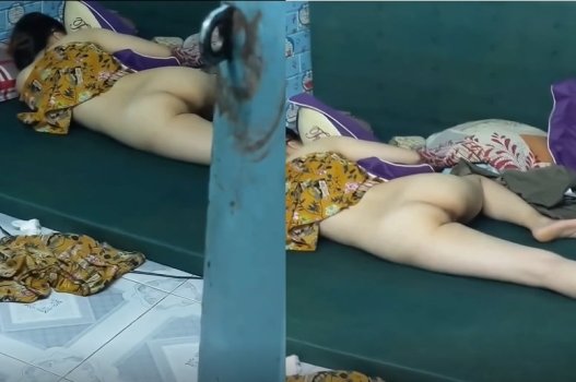 Quay lén xem bướm của em gái không đội quần